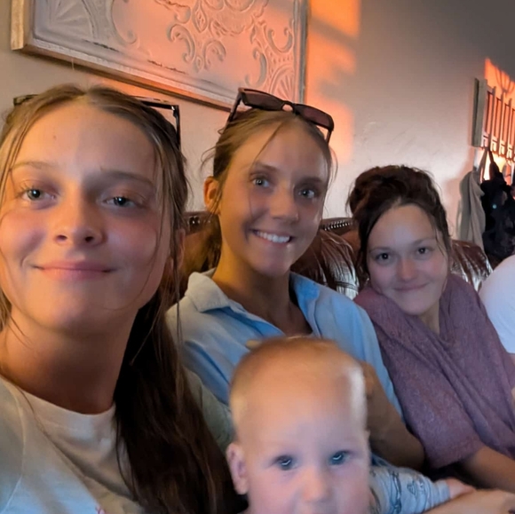 Meet your seller ✨ - Picture 2 of 5